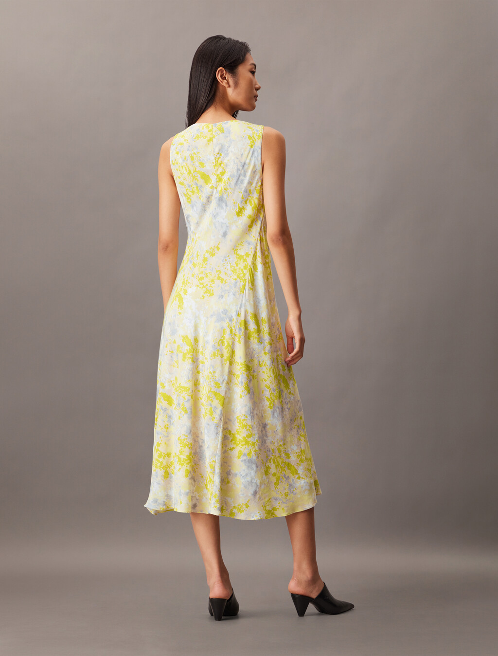 抽象圖案 Ecovero V 領連身裙, 18622 CSW25S_P012+1_Formal Grey, hi-res