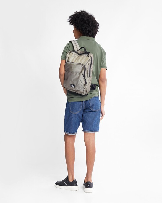 Sport Essentials 方形後背包 40 公分