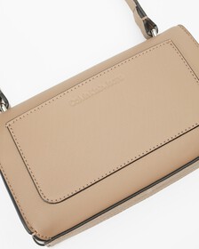 MINIMAL MONOGRAM 翻蓋紋理斜肩包, TRUFFLE, hi-res