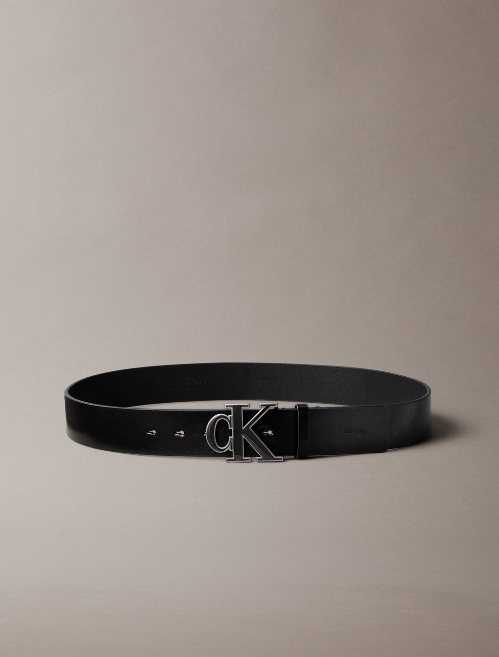 CK 琺瑯扣皮帶 40 公釐, Black / Black Enamel Matte Gunmetal, hi-res