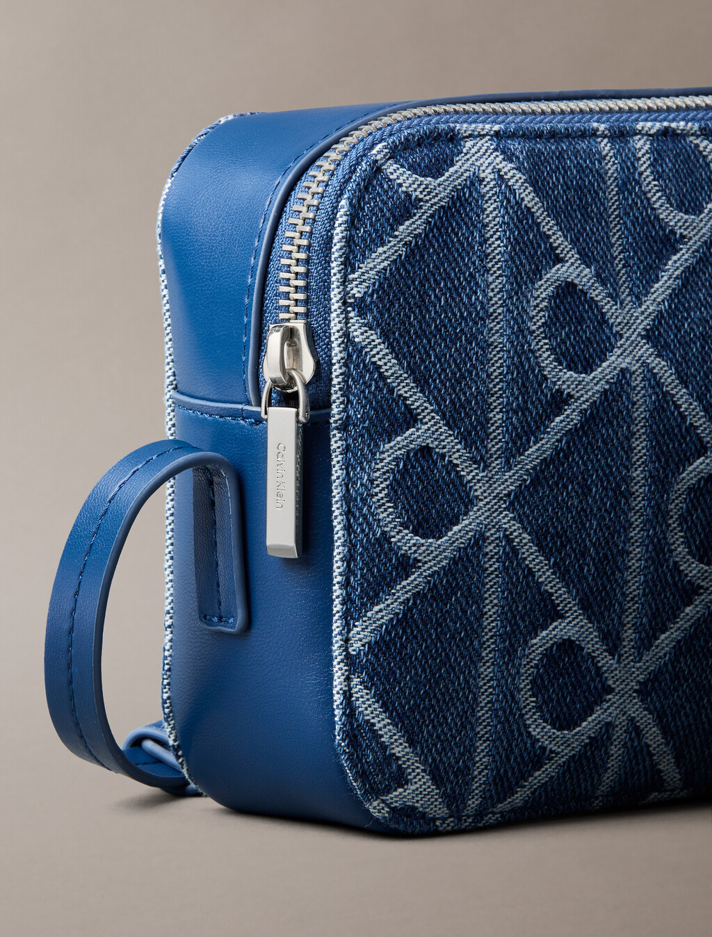 CK Emblem 牛仔相機包, Denim JQD Medium Wash, hi-res
