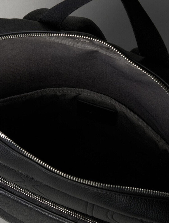 壓紋 CK 徽章纖薄背囊