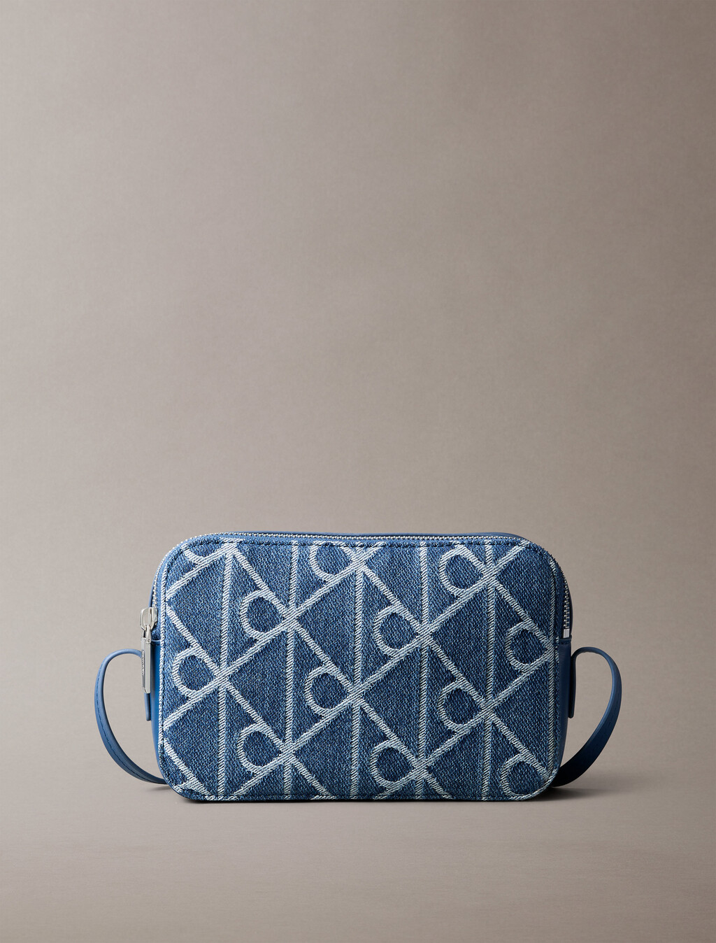 CK Emblem 牛仔相機包, Denim JQD Medium Wash, hi-res