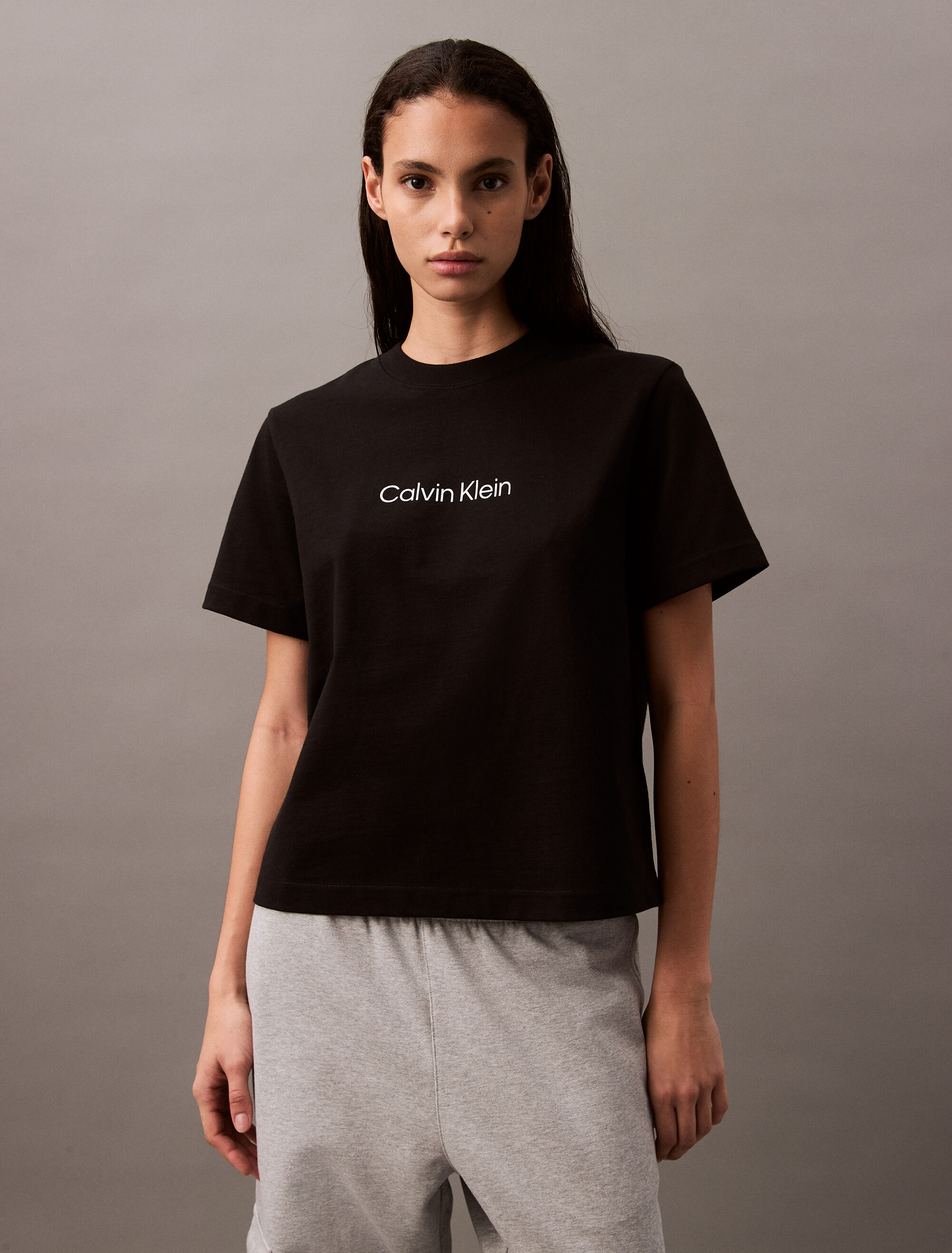 Relaxed Standard Logo Crewneck Tee | black | Calvin Klein