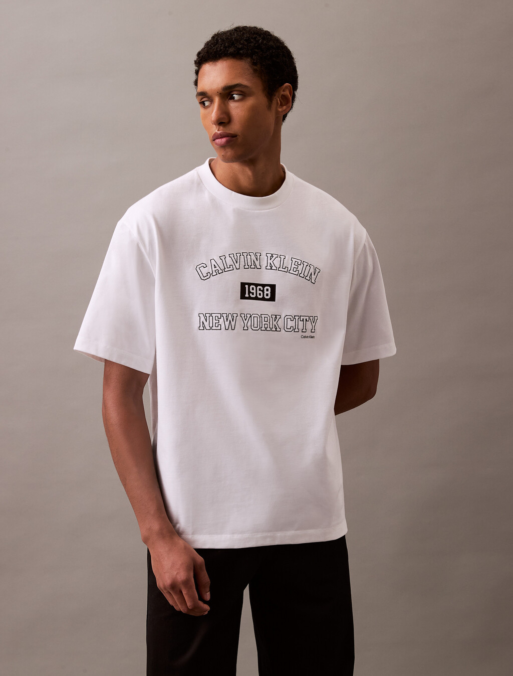 Calvin Klein New York 校隊風寬鬆 T 恤, Brilliant White, hi-res