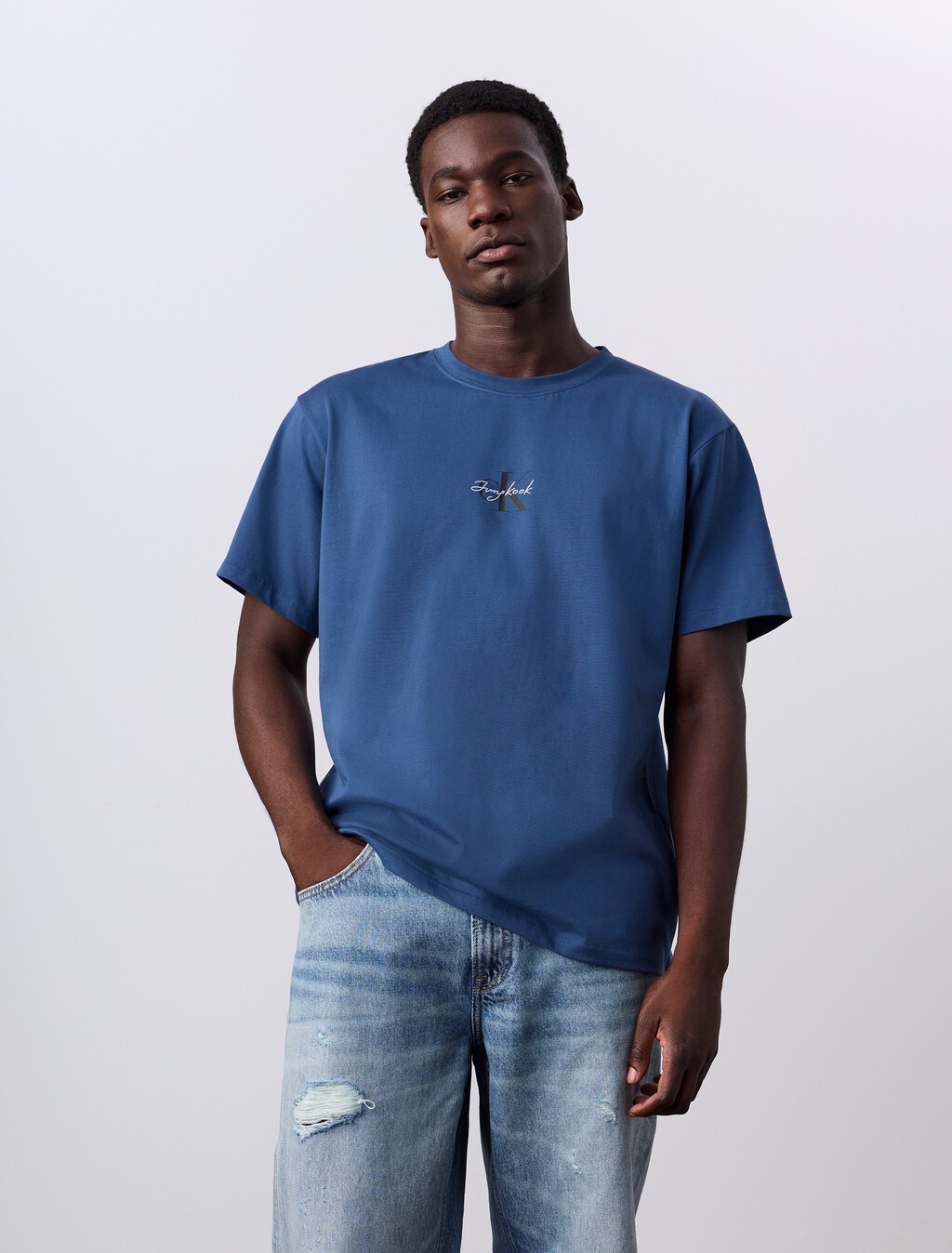 Jung Kook for Calvin Klein Monologo T 恤, Dark Denim, hi-res