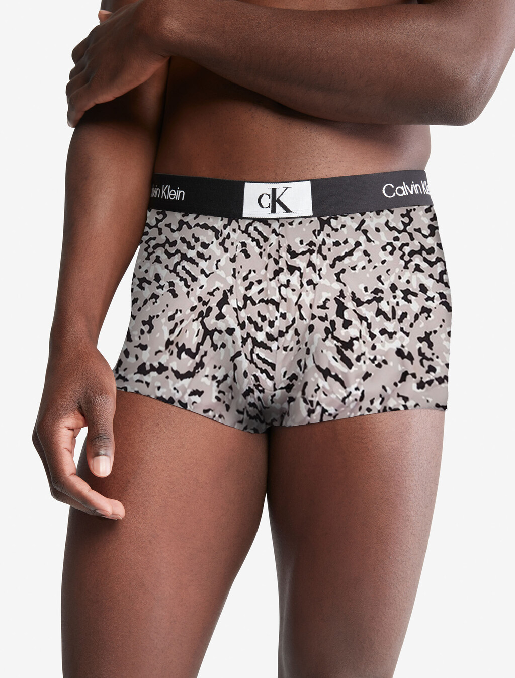 CALVIN KLEIN 96 超細纖維低腰內褲, PRINT/CLOUD GRE, hi-res