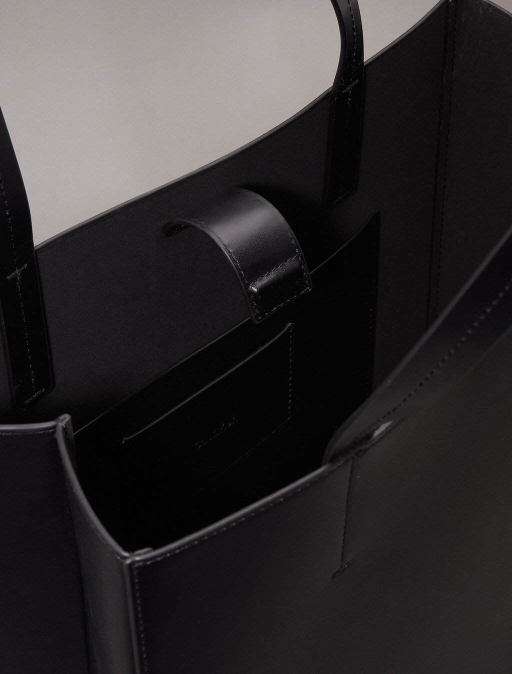 CK 紙袋皮革托特包, Black Beauty, hi-res