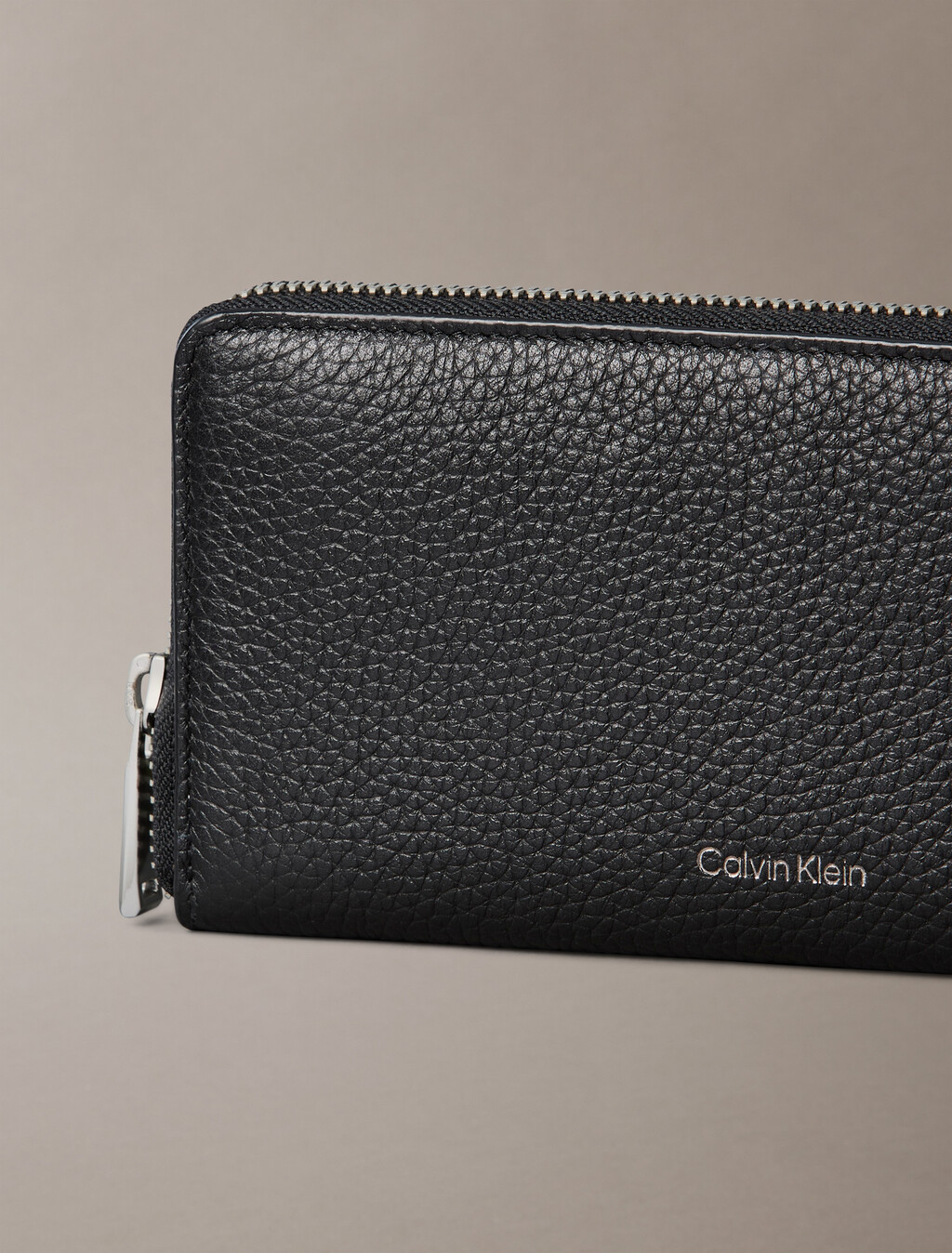 燙金 Monogram 標誌拉鍊皮夾, Black, hi-res