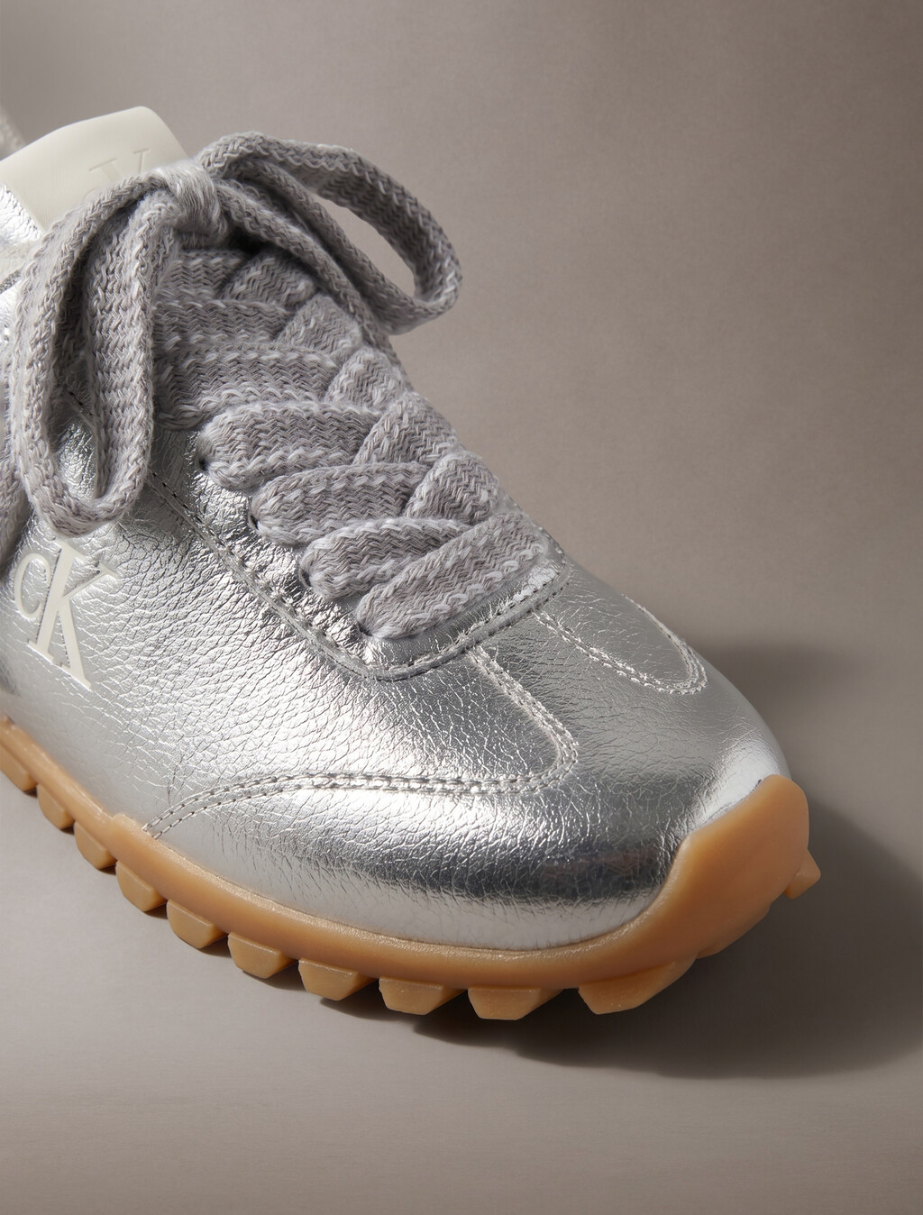 High-Shine Low-Profile Runner Trainers, Silver/Marshmallow/Gum, hi-res