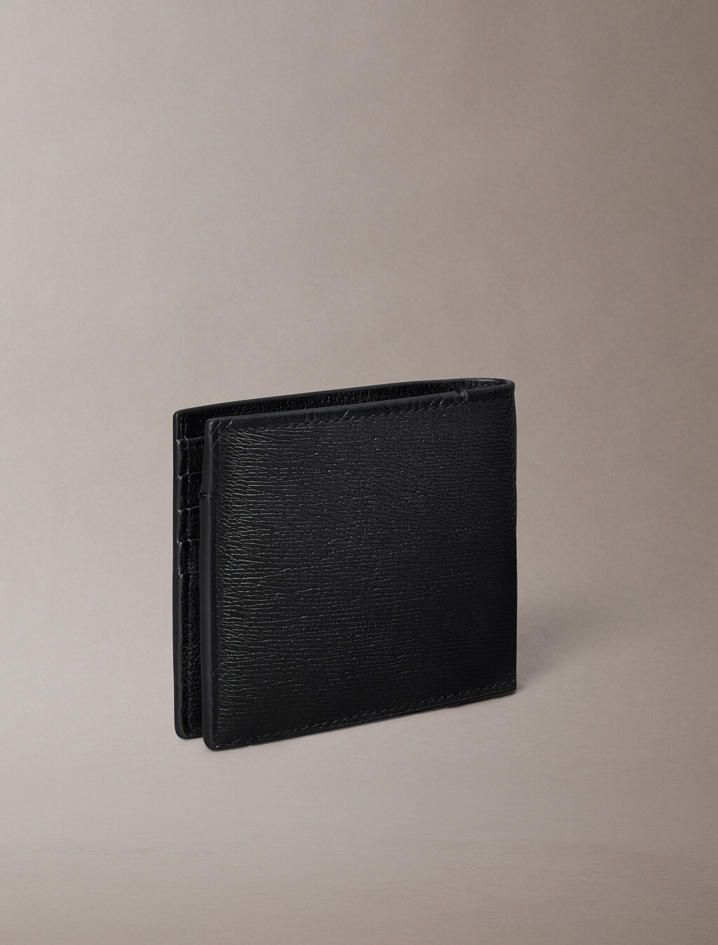 CK 徽章飾牌對摺式銀包, Black, hi-res