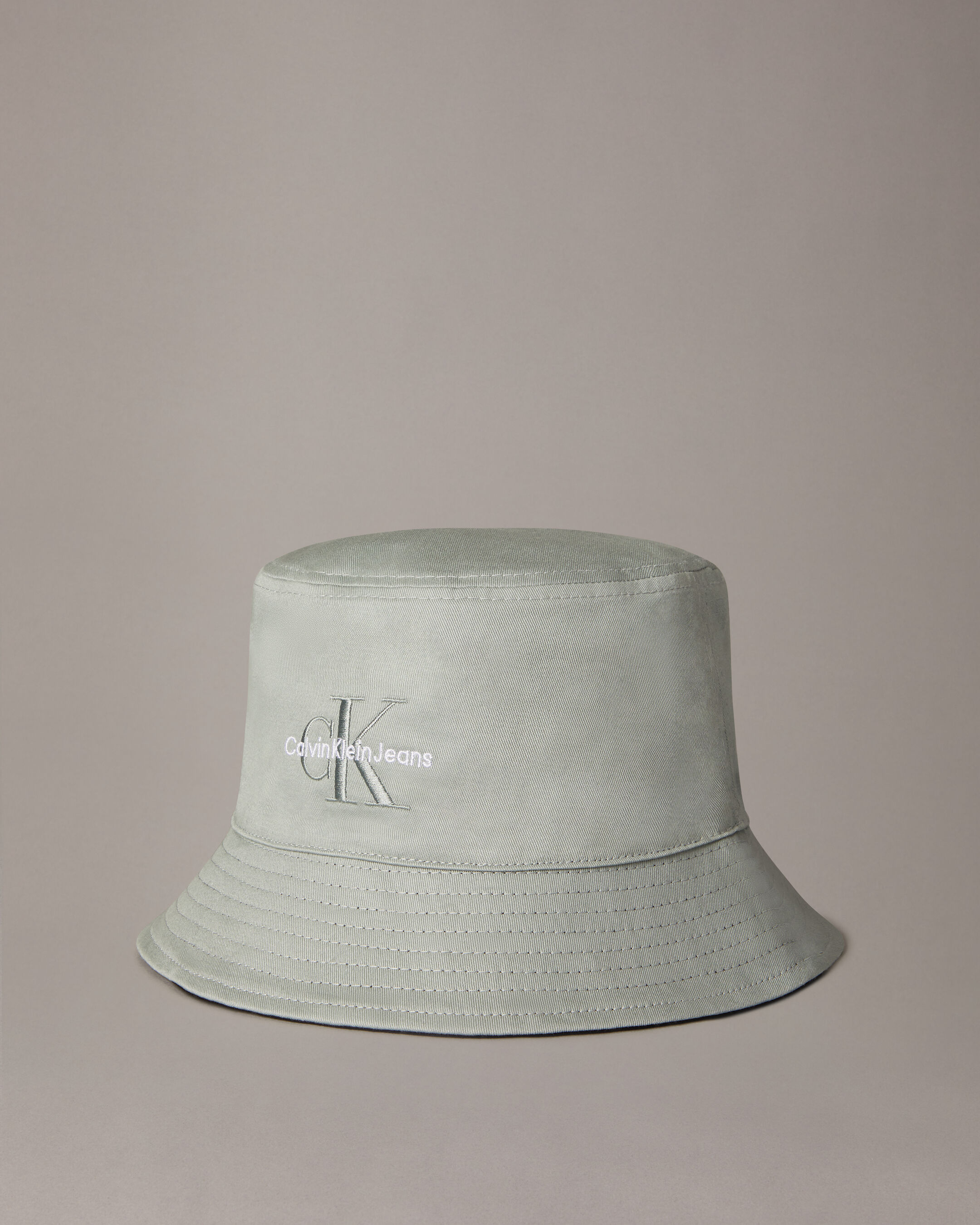 【 】CKJ Monogram Logo Bucket Hat_TRAVERTINE Compact Monogram Logo Bucket Hat | Calvin Klein