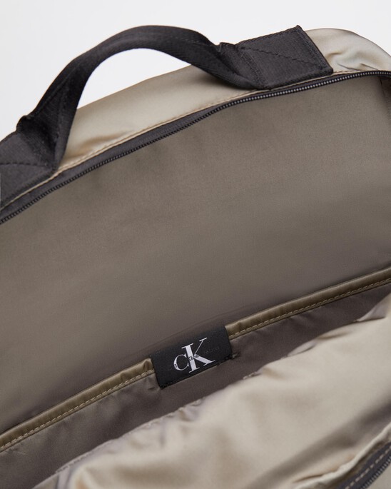 Sport Essentials 方形後背包 40 公分
