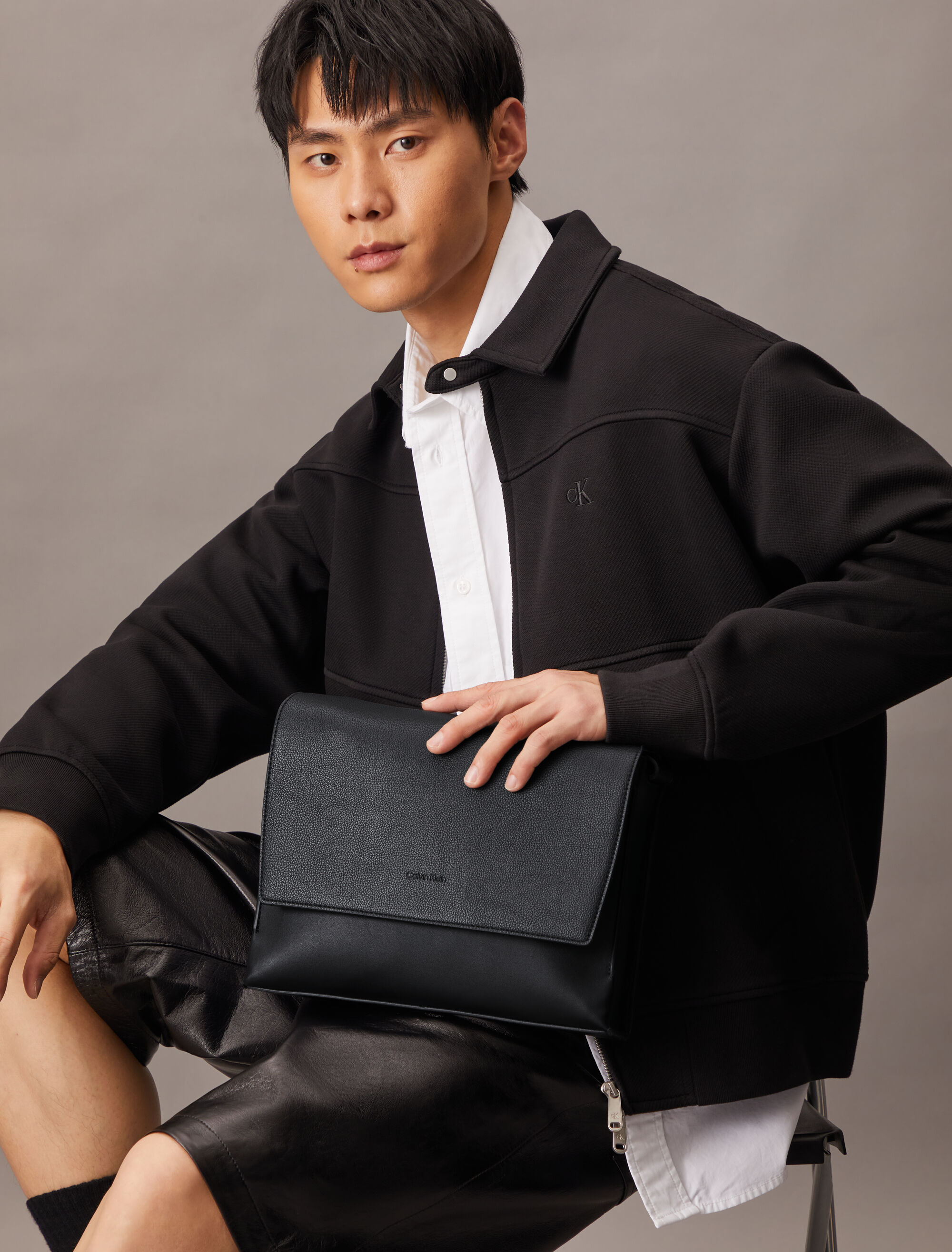 ☆ ☆ Men's CK Micro Pebble Messenger Bag 4D3034G Micro Pebble Messenger | black | Calvin Klein Hong Kong