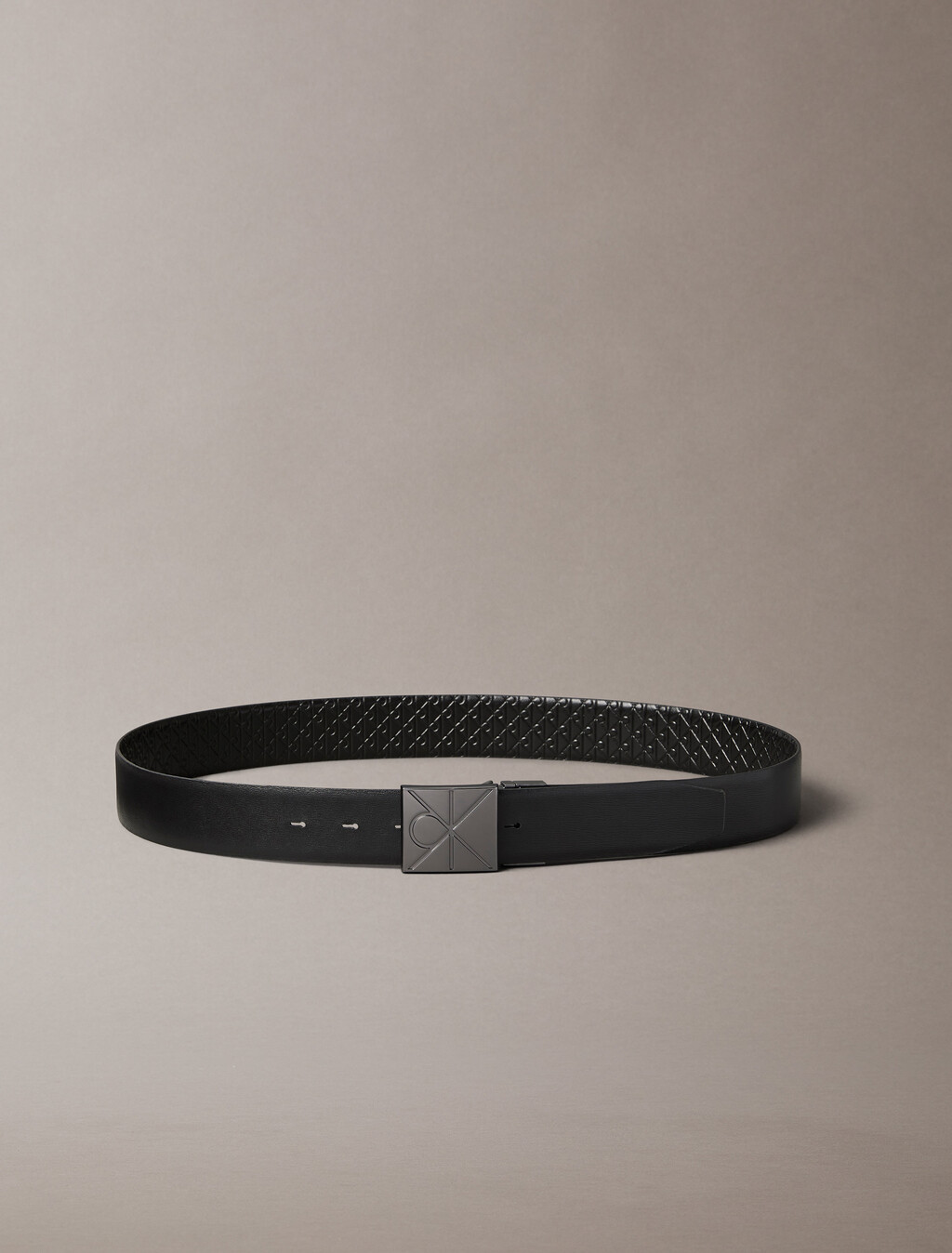 CK徽章飾牌雙面皮帶, Black AOP / Black / Matte Gunmetal, hi-res