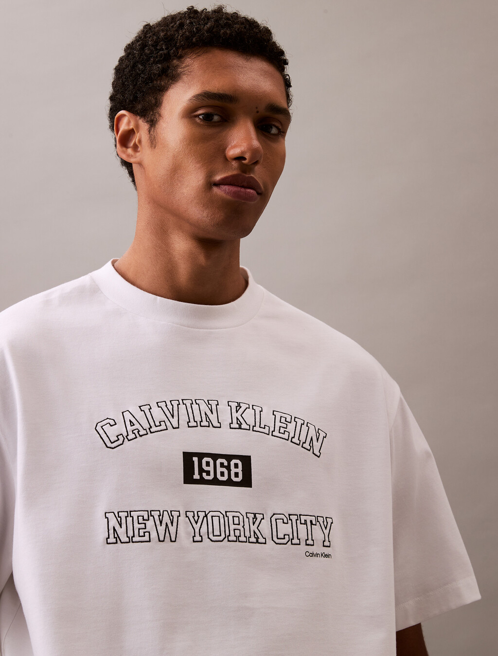 Calvin Klein New York 校隊風寬鬆 T 恤, Brilliant White, hi-res