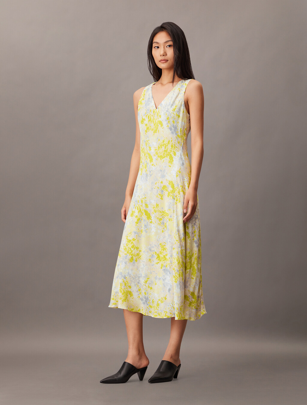 抽象圖案 Ecovero V 領連身裙, 18622 CSW25S_P012+1_Formal Grey, hi-res