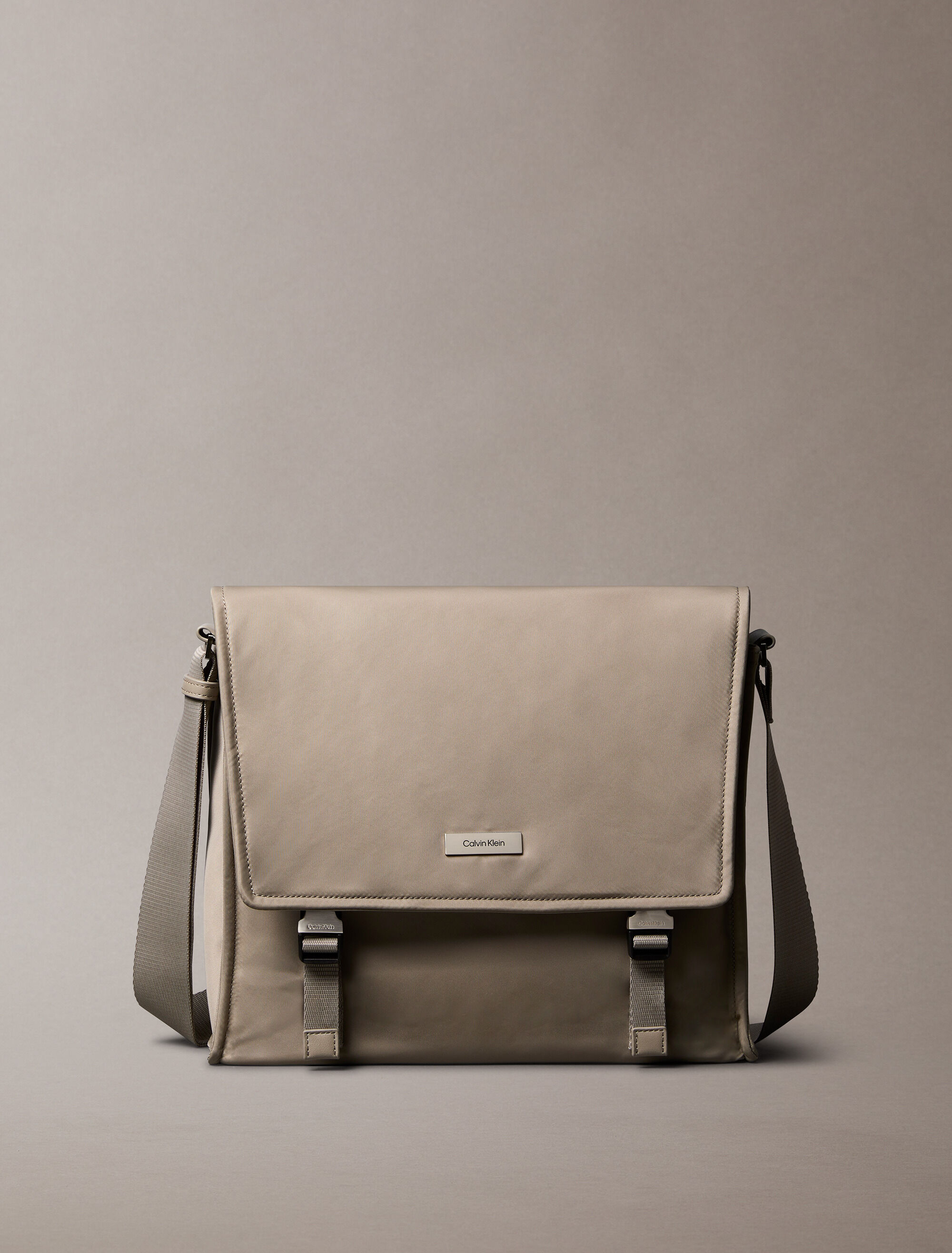★ ★ Men's CK Micro Pebble Messenger Bag 4D3034G Messenger Bag | Calvin Klein