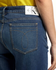 ULTIMATE STRETCH 中度洗水修身直腳牛仔褲, Med Blue Embro Hem, hi-res