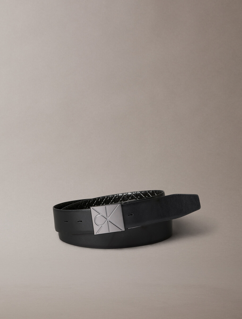 CK徽章飾牌雙面皮帶, Black AOP / Black / Matte Gunmetal, hi-res