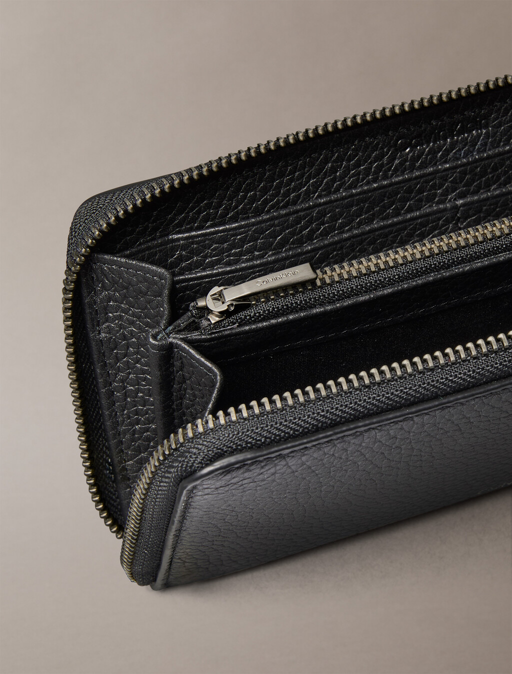 燙金 Monogram 標誌拉鍊皮夾, Black, hi-res