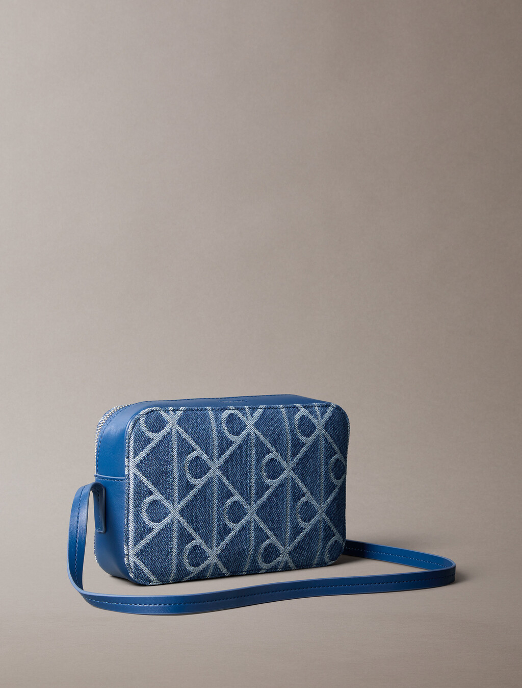 CK Emblem 牛仔相機包, Denim JQD Medium Wash, hi-res