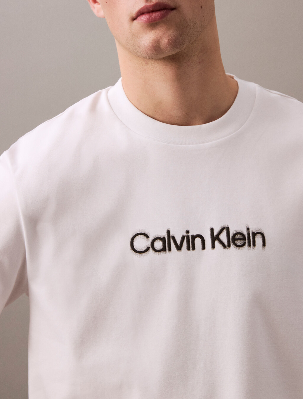 Calvin Klein 模糊效果標誌修身 T 恤, Brilliant White, hi-res