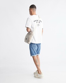 Varsity 弧形標誌 T 裇, Bright White, hi-res