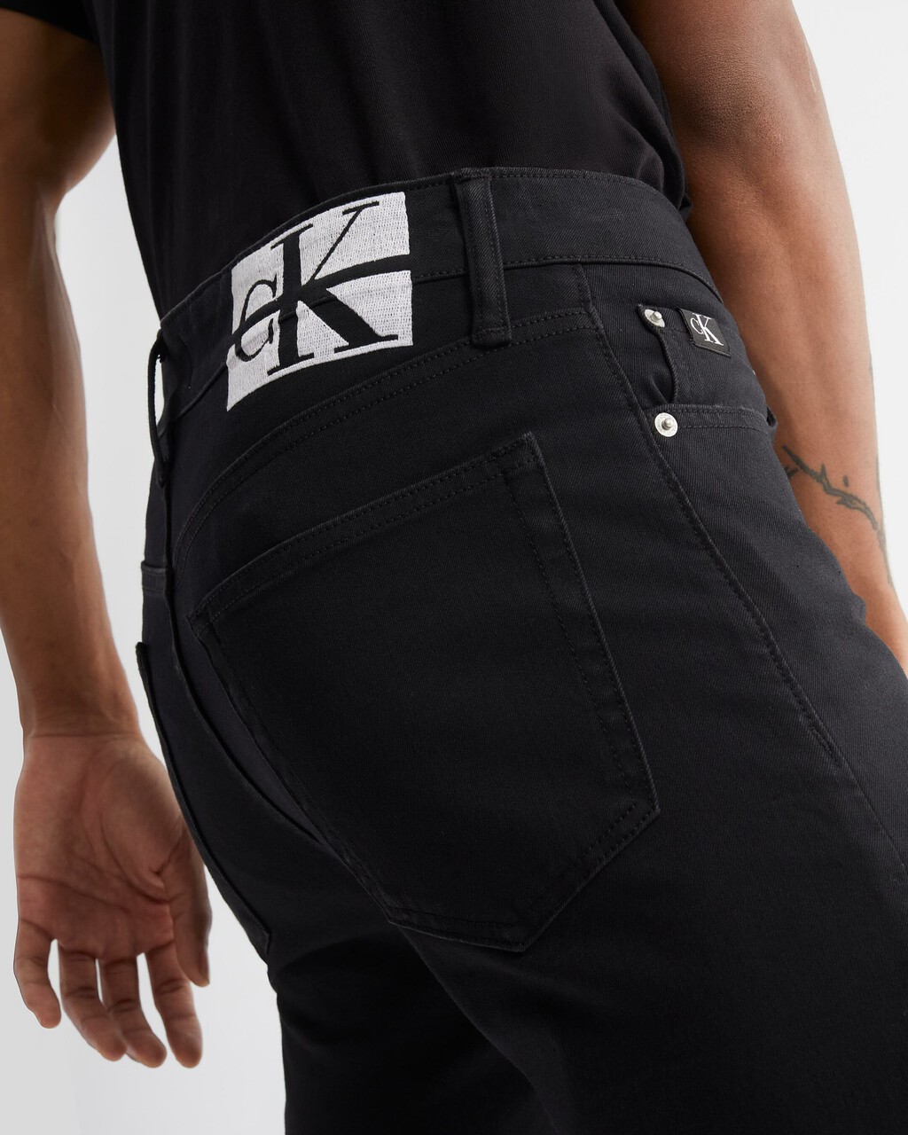 ULTIMATE STRETCH 修身牛仔褲, Rinse Black Back Embro, hi-res