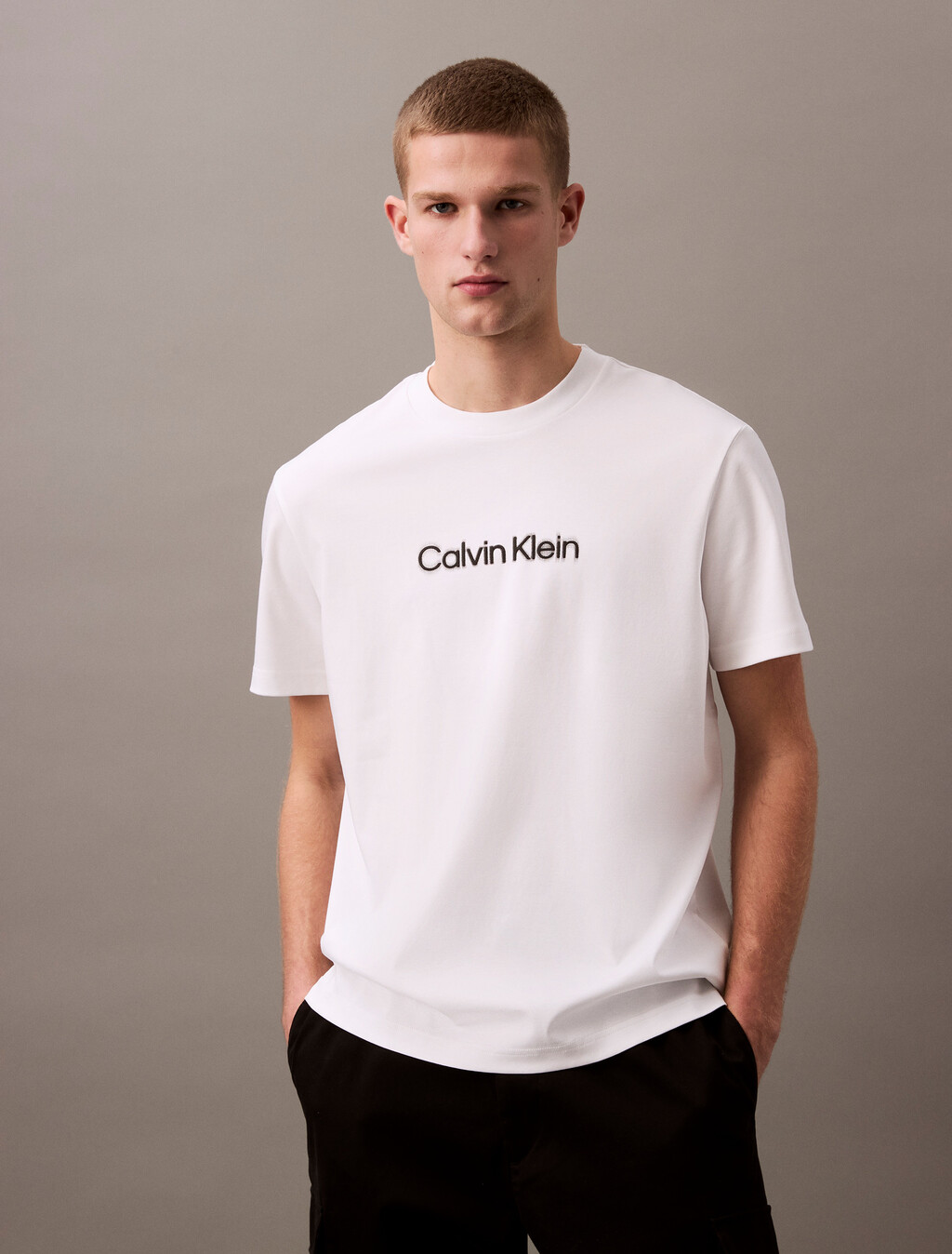 Calvin Klein 模糊效果標誌修身 T 恤, Brilliant White, hi-res