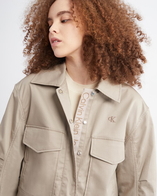 LIGHTWEIGHT CROPPED UTILITY JACKET