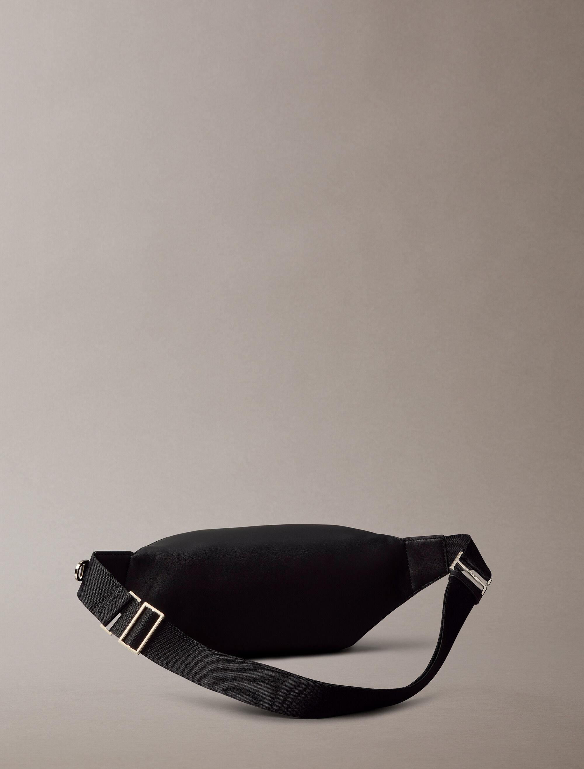 ☆ ☆ Men's CK Micro Pebble Waist Bag 4D3002G UB1 Micro Pebble Waist Bag | black | Calvin Klein Hong Kong