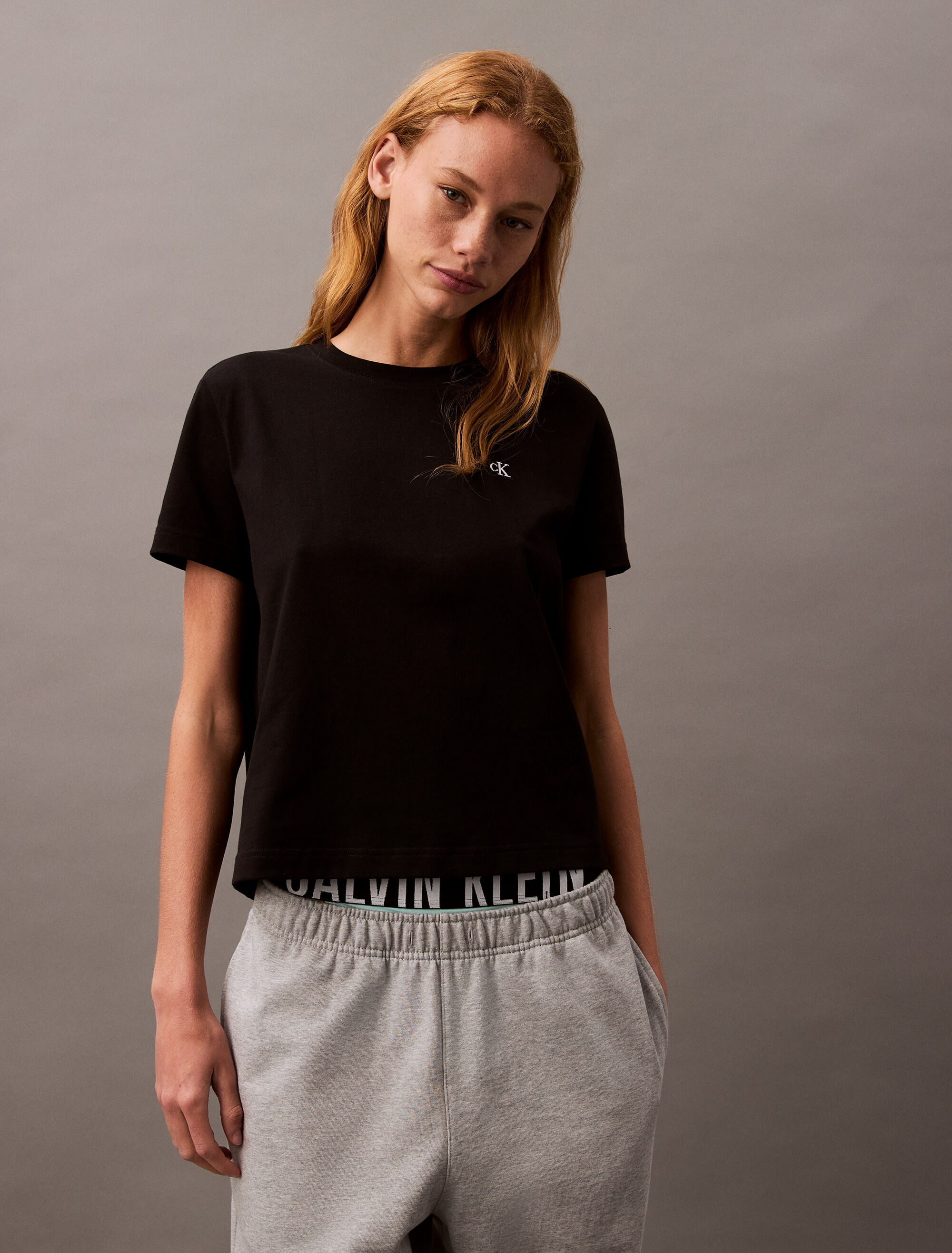 ★ ★ Women's Archive Logo Crewneck T-Shirt 47A21 Archive Logo Crewneck Tee | black | Calvin Klein Hong Kong