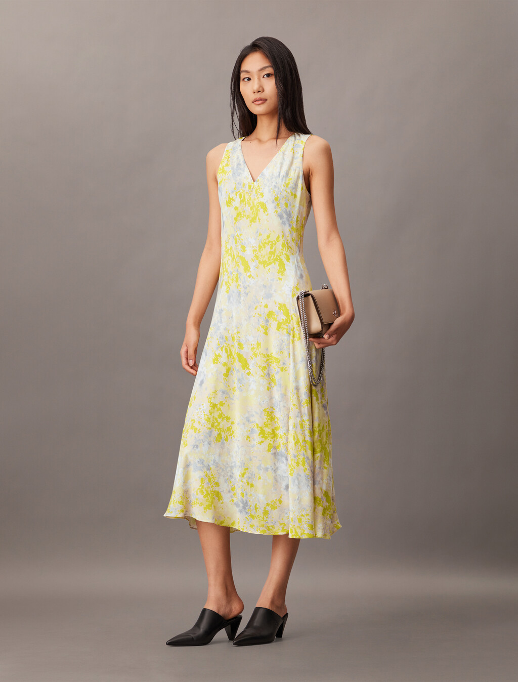 抽象圖案 Ecovero V 領連身裙, 18622 CSW25S_P012+1_Formal Grey, hi-res