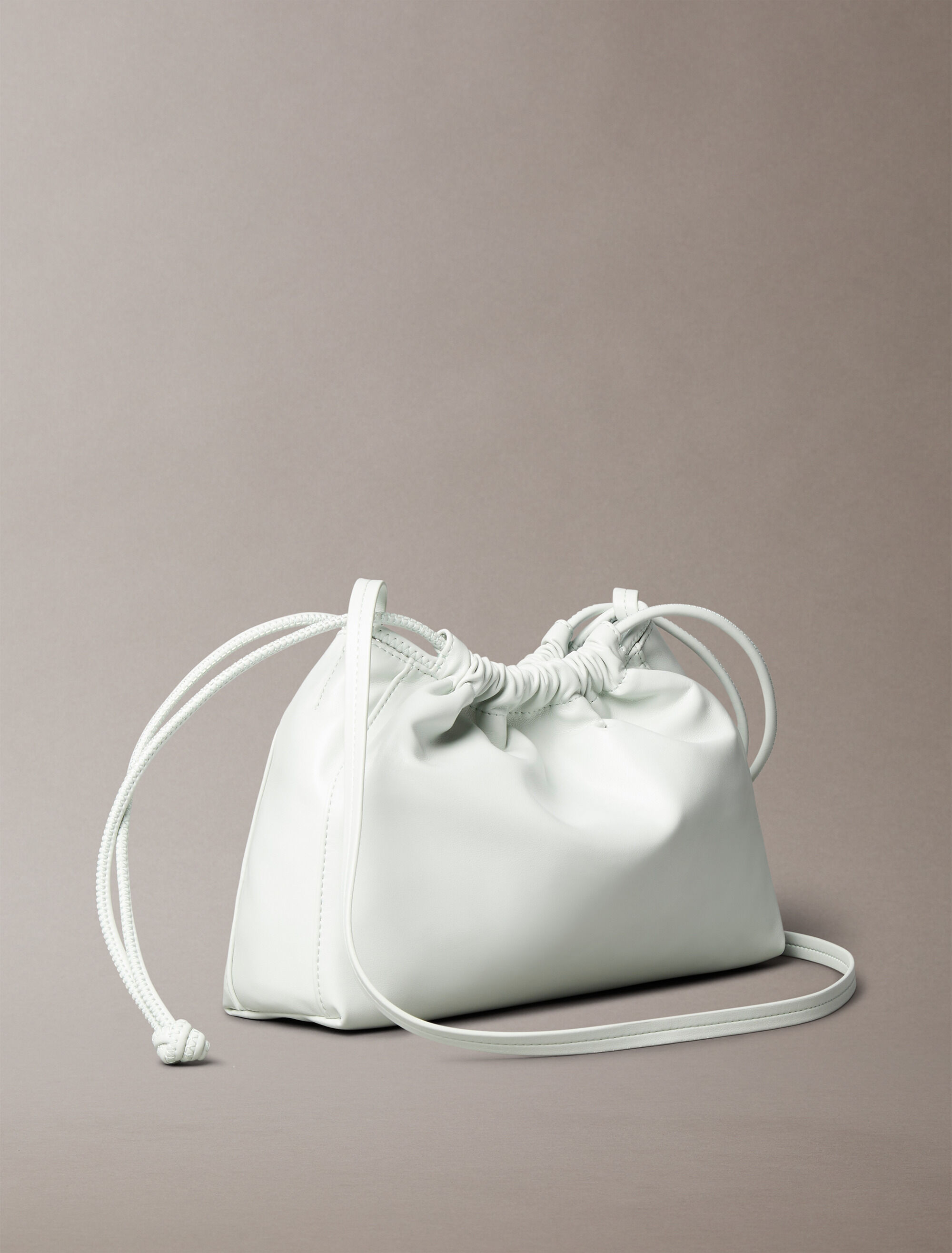 ☆Calvin Klein☆ Here is the white drawstring bag DH3771 67U