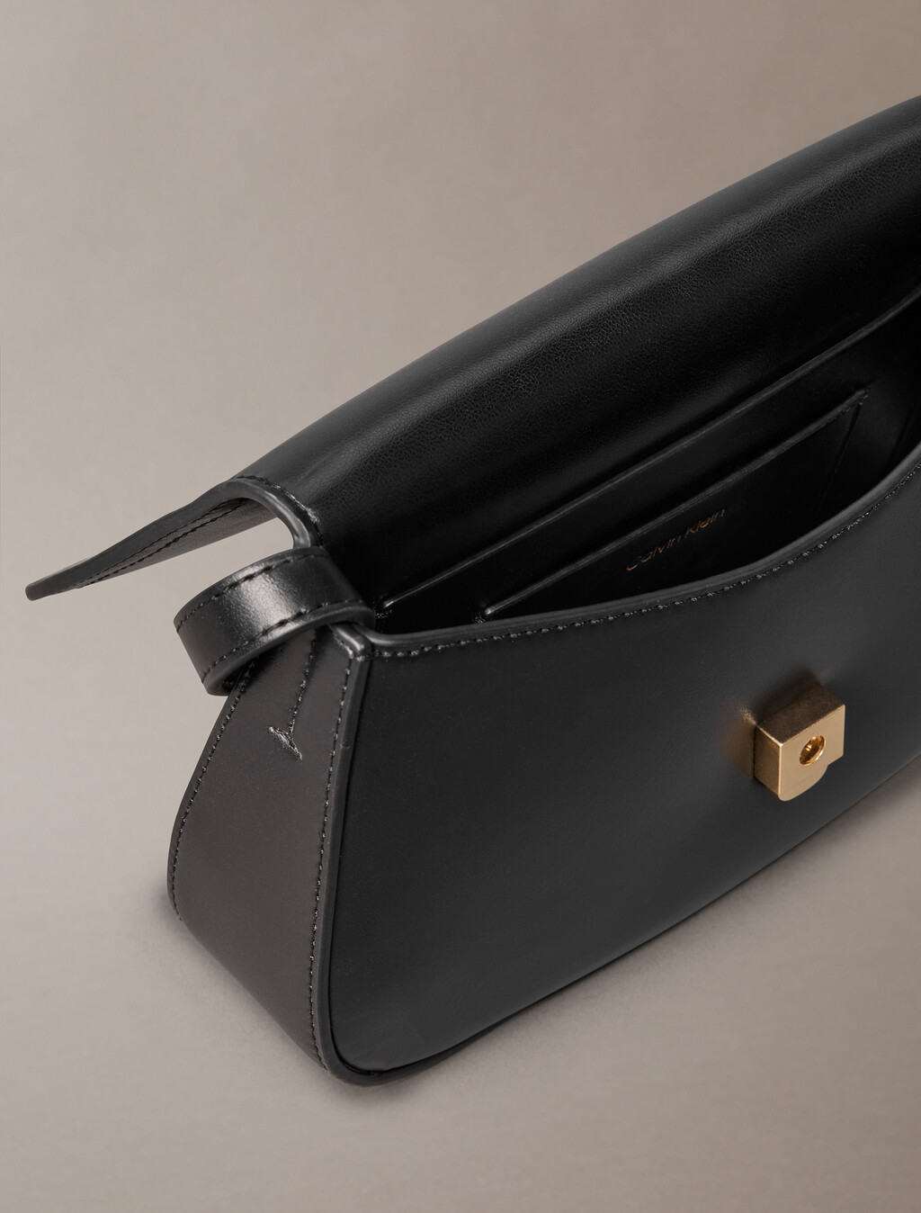 Monogram 標誌飾牌相機包, Black, hi-res