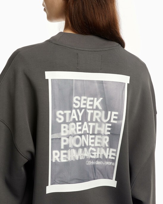 HYBRID COMFORT BACK SLOGAN SWEATSHIRT