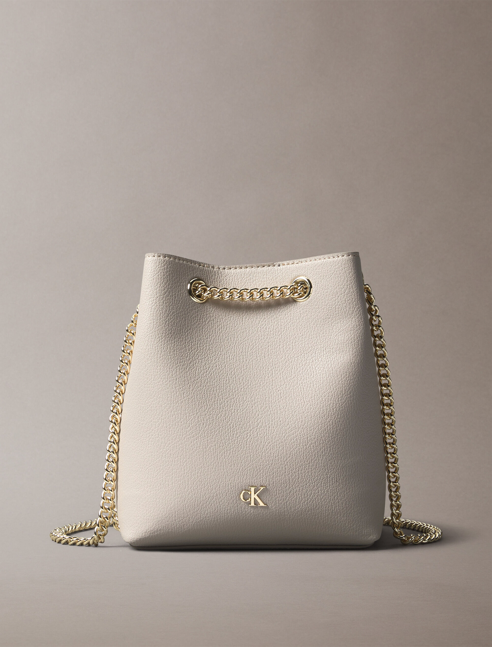   ショルダーバッグ MNML MNGRM CHN BCKT LV04F3214G Minimal Monogram Chain Bucket Bag | brown | Calvin Klein