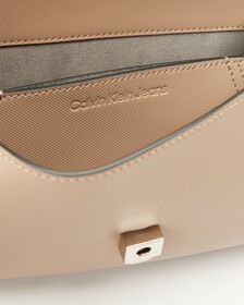 MINIMAL MONOGRAM 翻蓋紋理斜肩包, TRUFFLE, hi-res