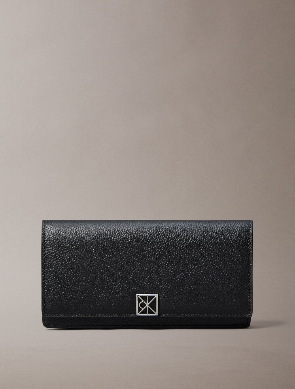 CK 徽章長款對摺式皮夾, Black, hi-res