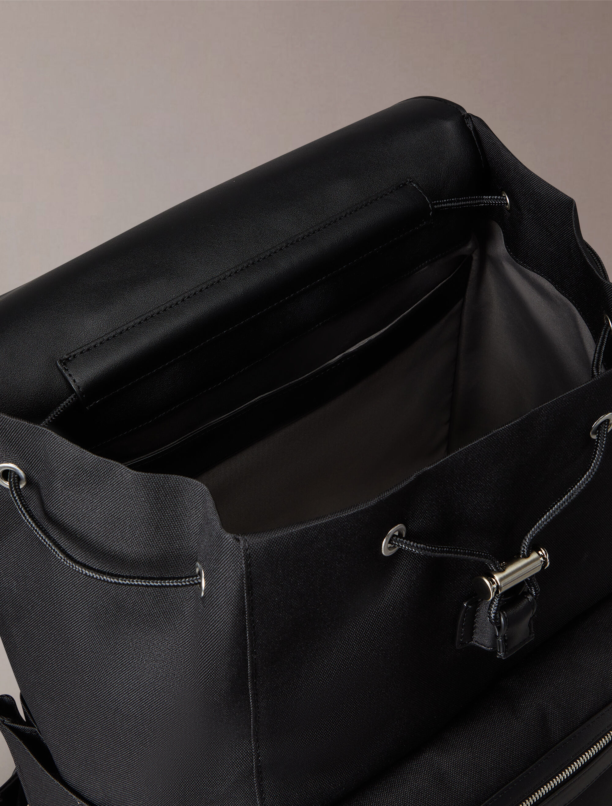 ★ ★ Men's Contrast Flap Backpack 4D3030G UB1 4D Contrast Flap Backpack | black | Calvin Klein Hong Kong