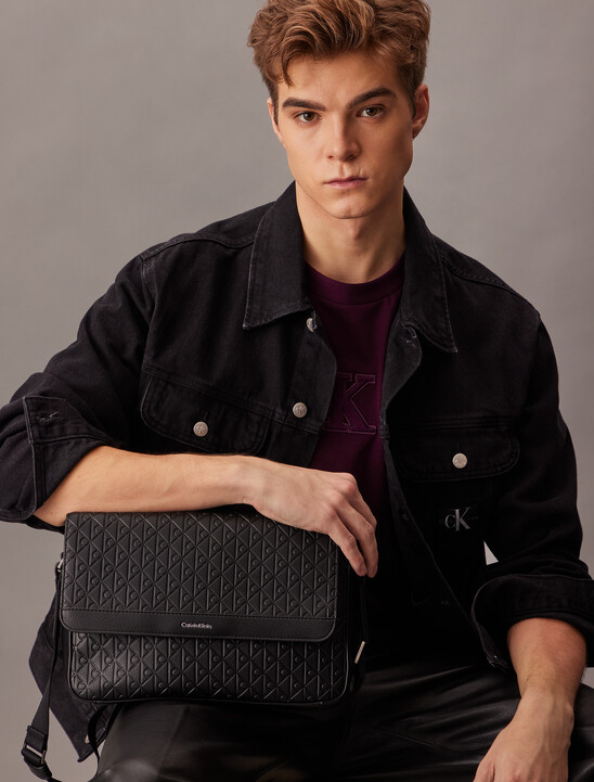 CK Emblem 壓花標誌翻蓋郵差包