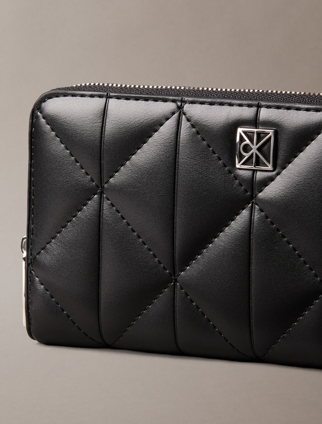 絎縫標誌長拉鍊銀包, Black, hi-res