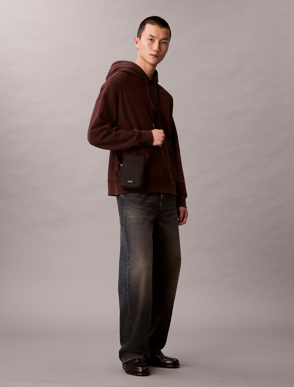 壓花編織小巧記者包, Black, hi-res