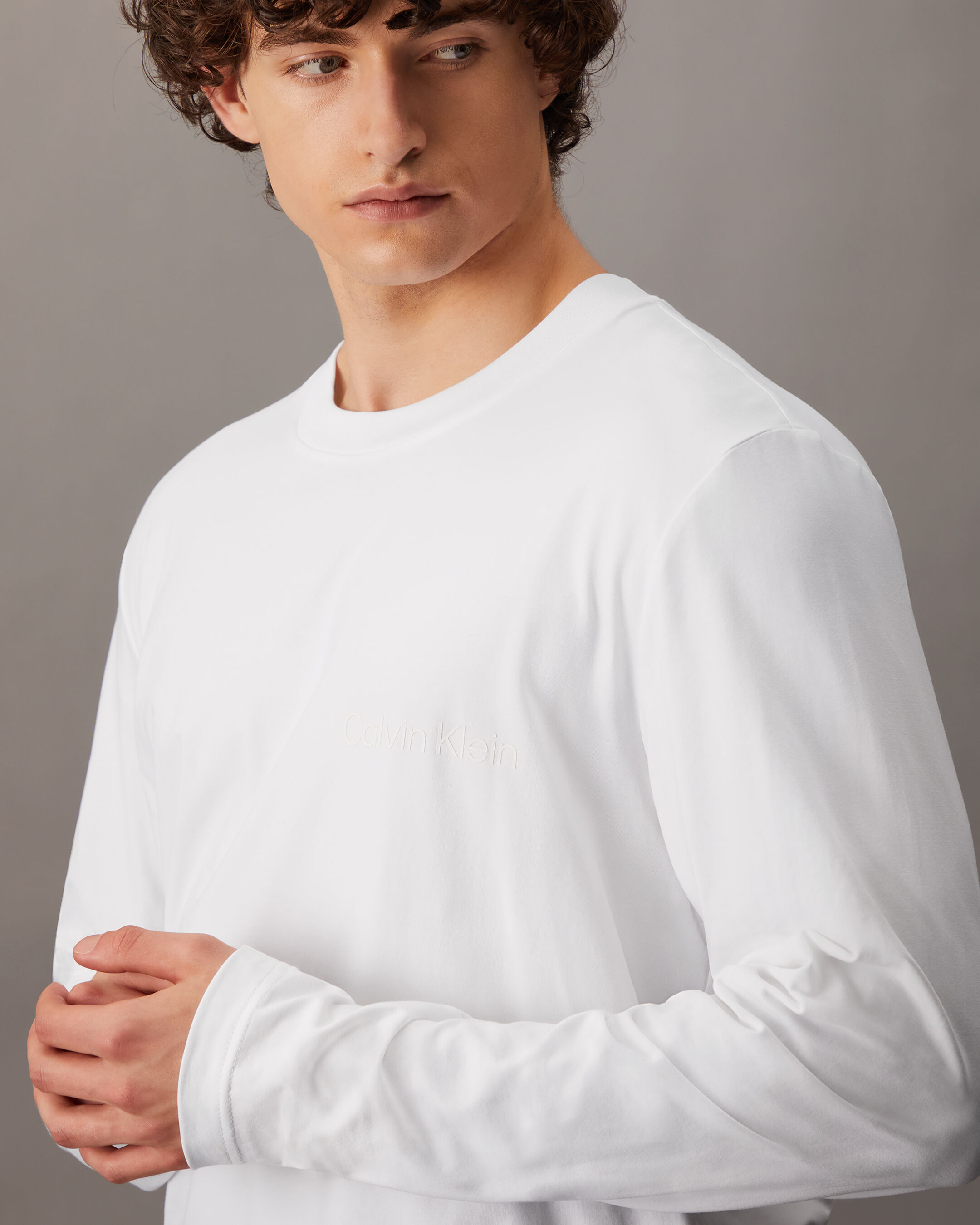 【CK JEAN】RELAX FIT INSTITUTIONAL LOGO LONG SLEEVE T-SHIRT Institutional Long Sleeve Tee | natural | Calvin Klein Hong Kong
