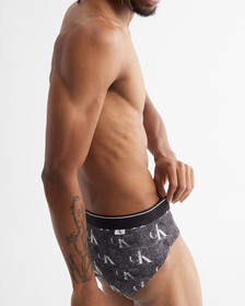 CK One Micro 低腰三角褲, TEXTURED LOGO PRINT+BLACK, hi-res