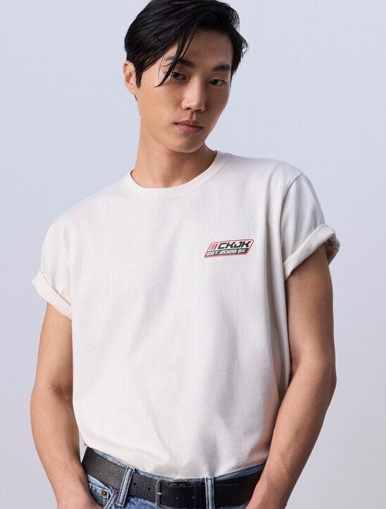 Jung Kook for Calvin Klein 標誌徽章寬鬆 T 恤