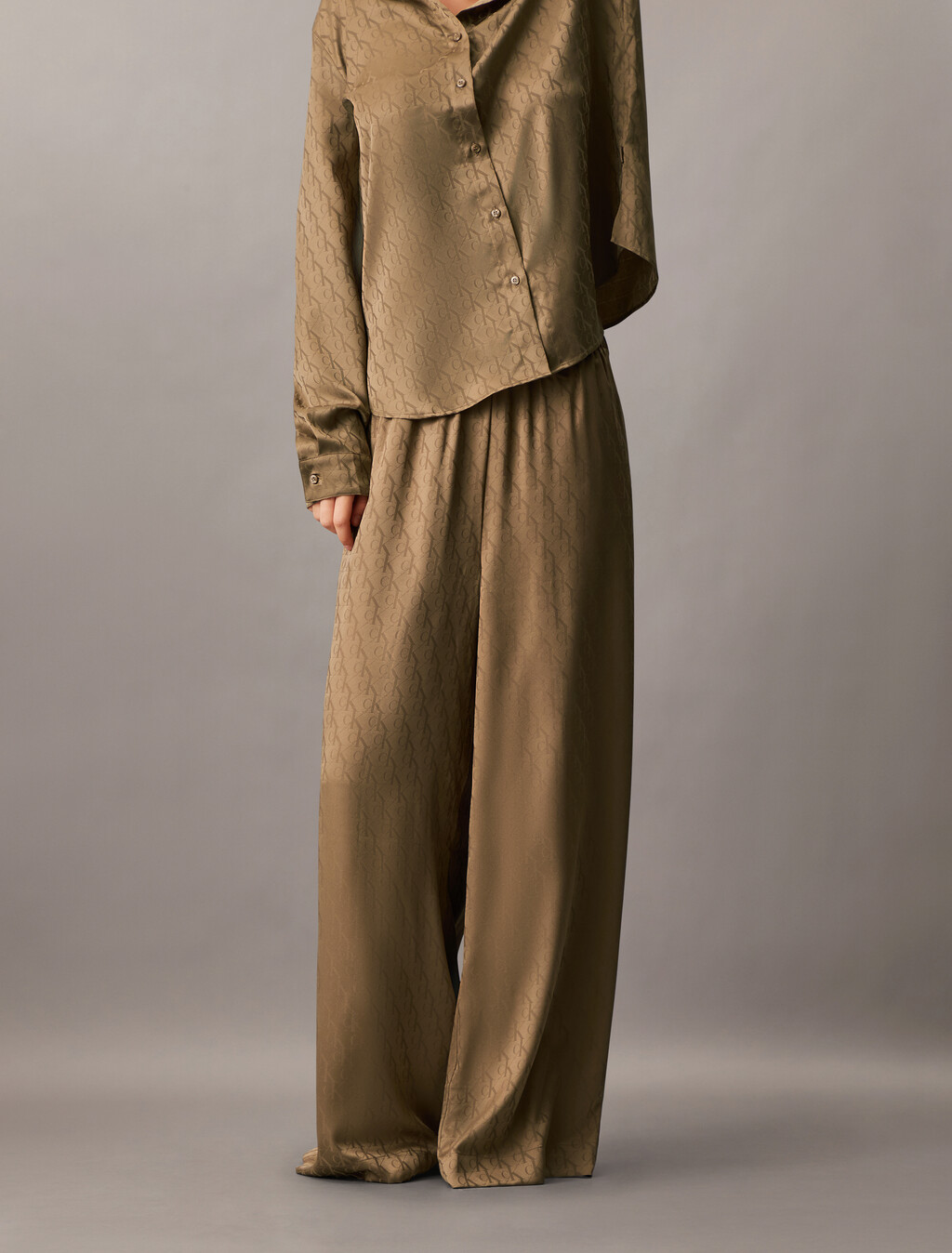 Sensual Satin 緞面 Monogram 提花寬筒長褲, 18345 HOLIDAY SHINE+SOFT MOCHA, hi-res