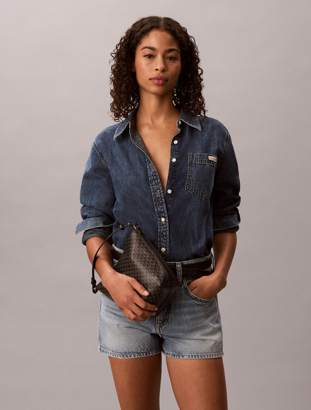 CK Emblem 水桶包, BLACK AOP, hi-res