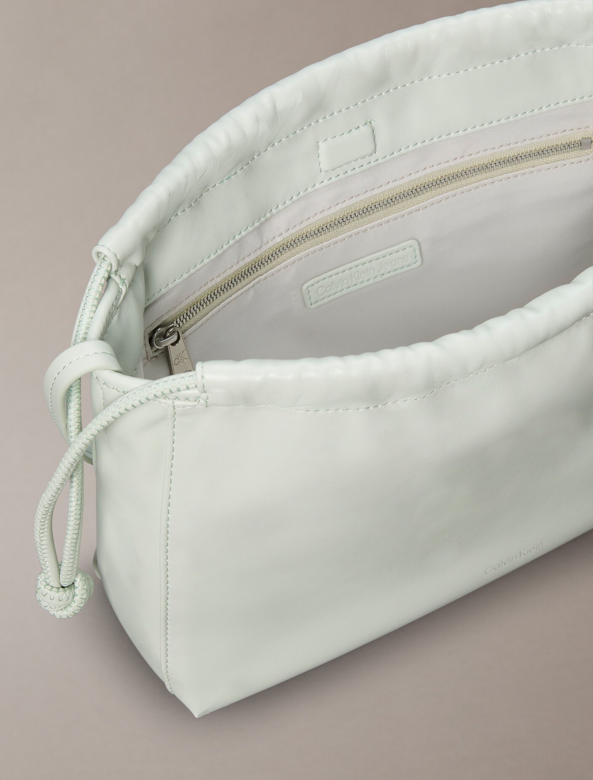 ☆Calvin Klein☆ Here is the white drawstring bag DH3771 67U
